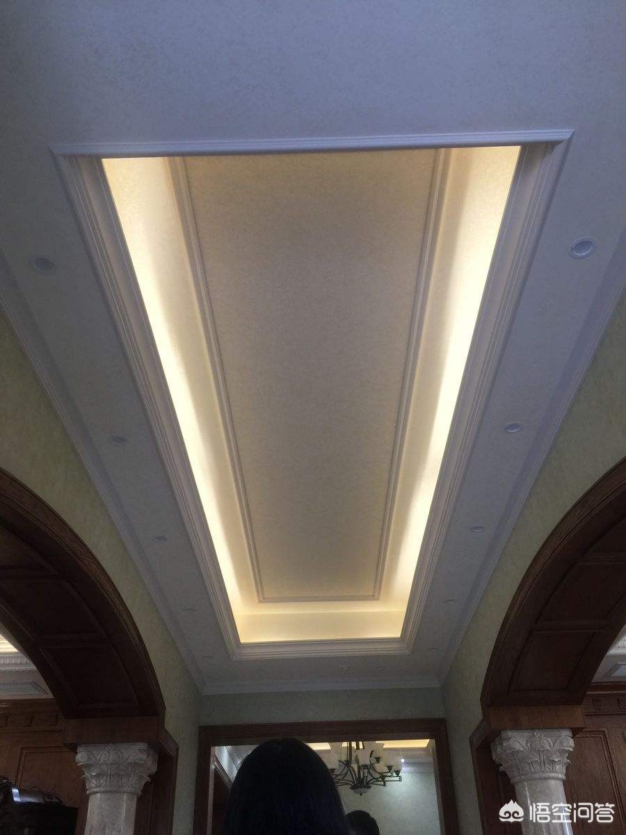 一般装修中吊顶价格是多少-现在装修木工包清工价格是多少，比如吊顶，打隔断多少？