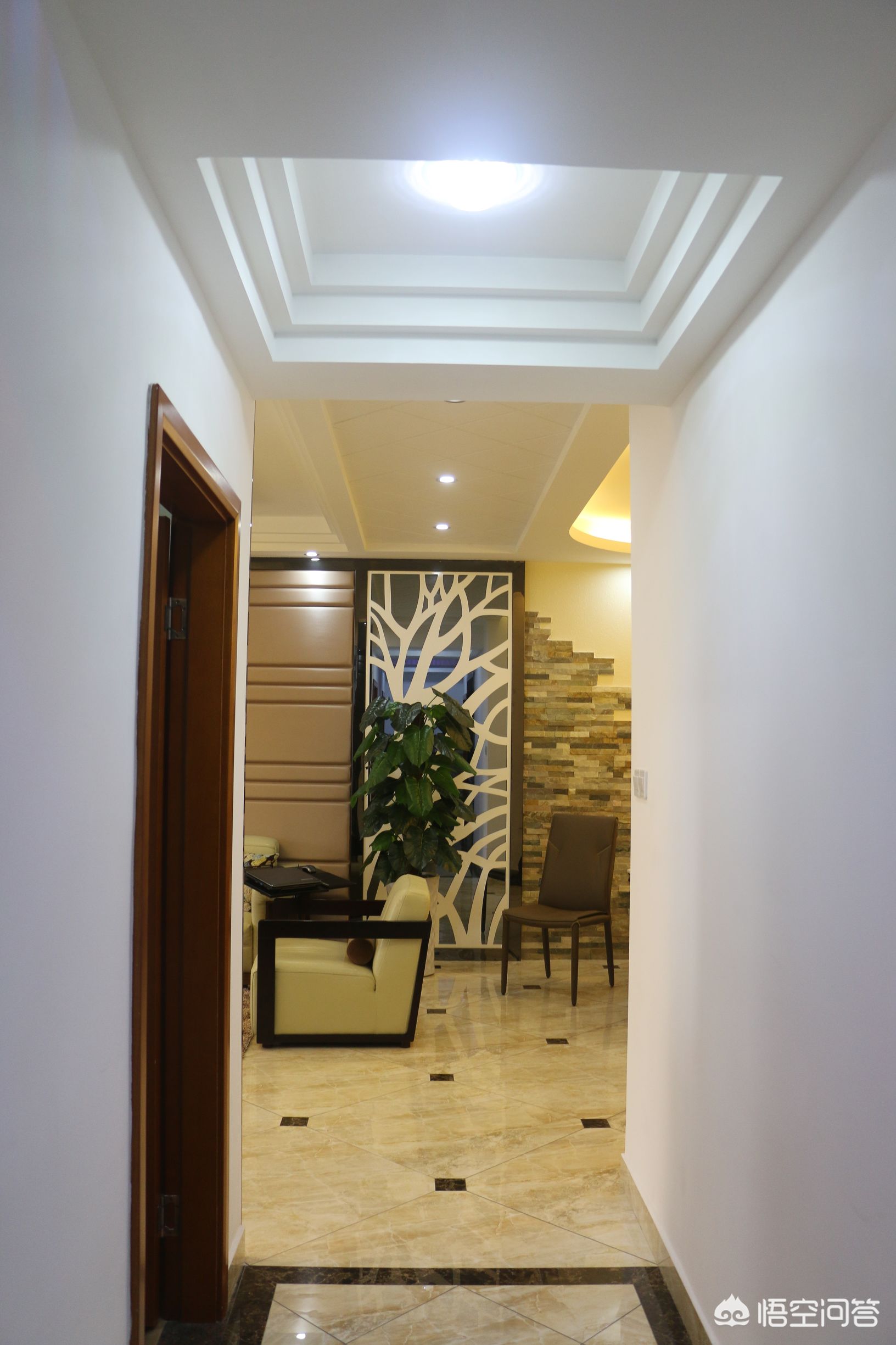 装修吊顶价格一览表-准备装修，询价，刷腻子和吊顶一般分别多少钱一个平方？