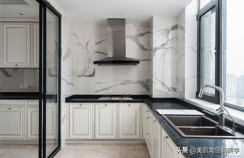 大宅装修效果图-农村的两层小别墅怎么装修好？客厅全屋贴瓷砖，电视背景墙该怎么设计？