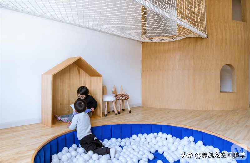 大宅装修效果图-农村的两层小别墅怎么装修好？客厅全屋贴瓷砖，电视背景墙该怎么设计？