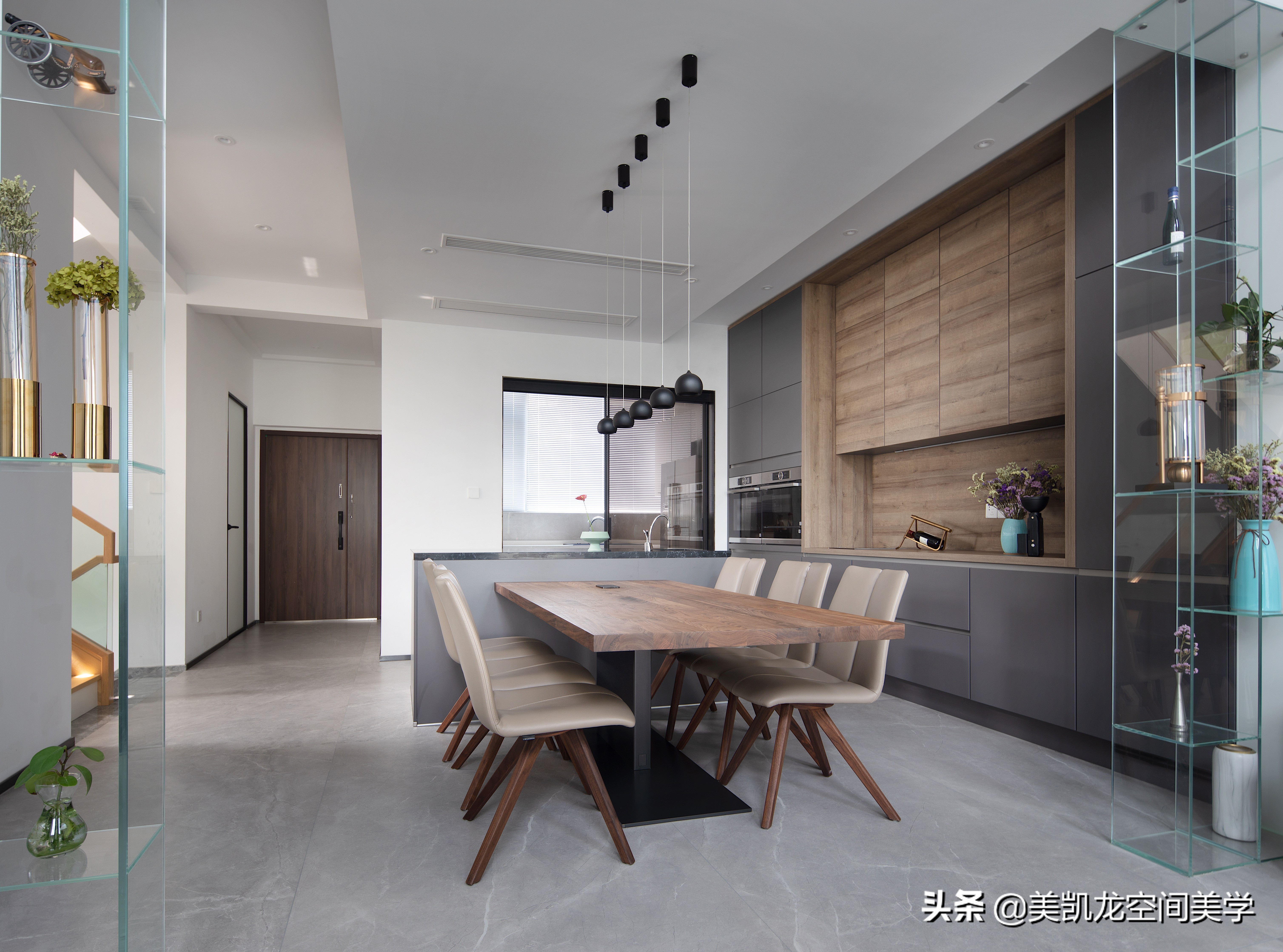 大宅装修效果图-农村的两层小别墅怎么装修好？客厅全屋贴瓷砖，电视背景墙该怎么设计？