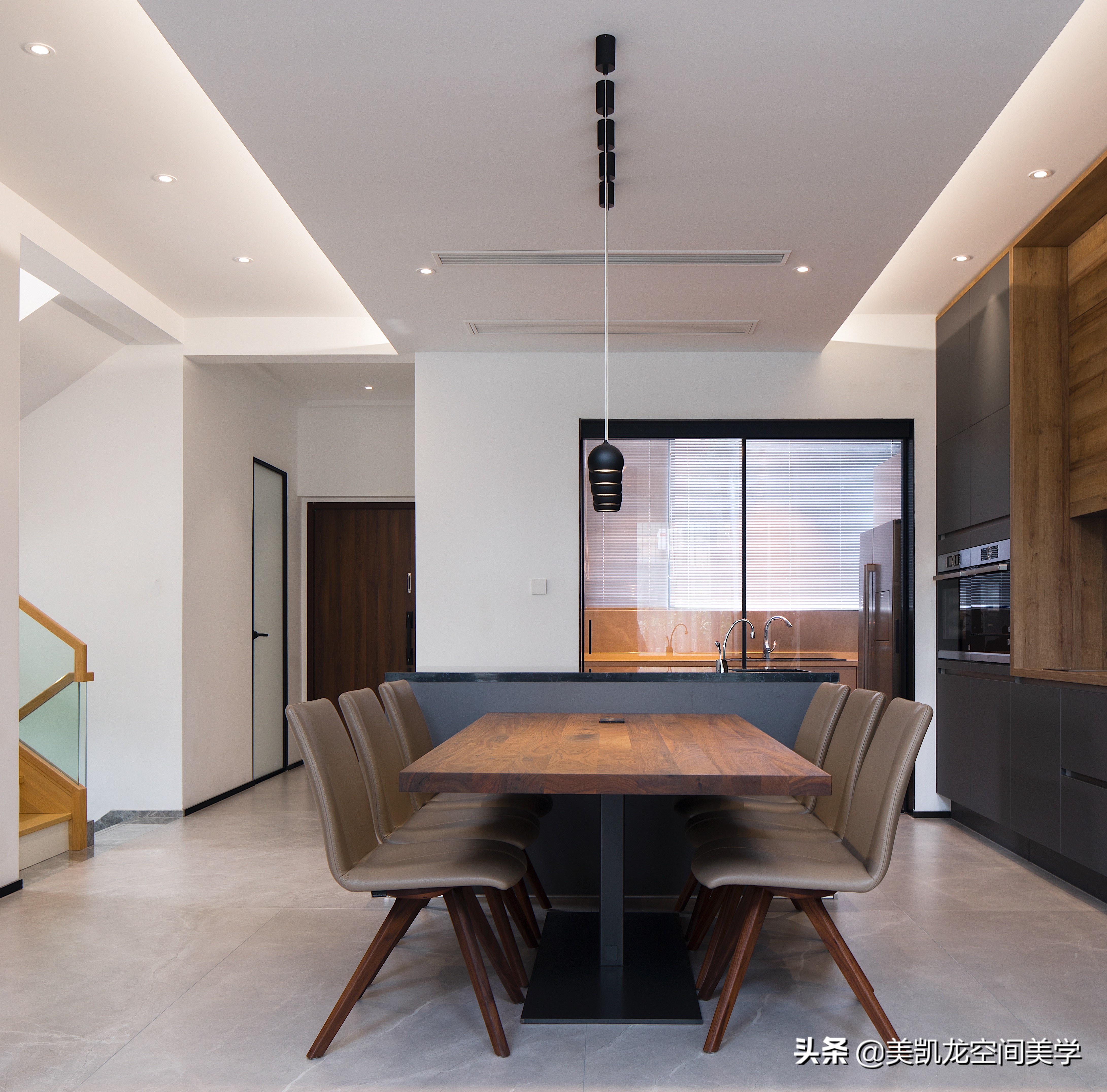 大宅装修效果图-农村的两层小别墅怎么装修好？客厅全屋贴瓷砖，电视背景墙该怎么设计？