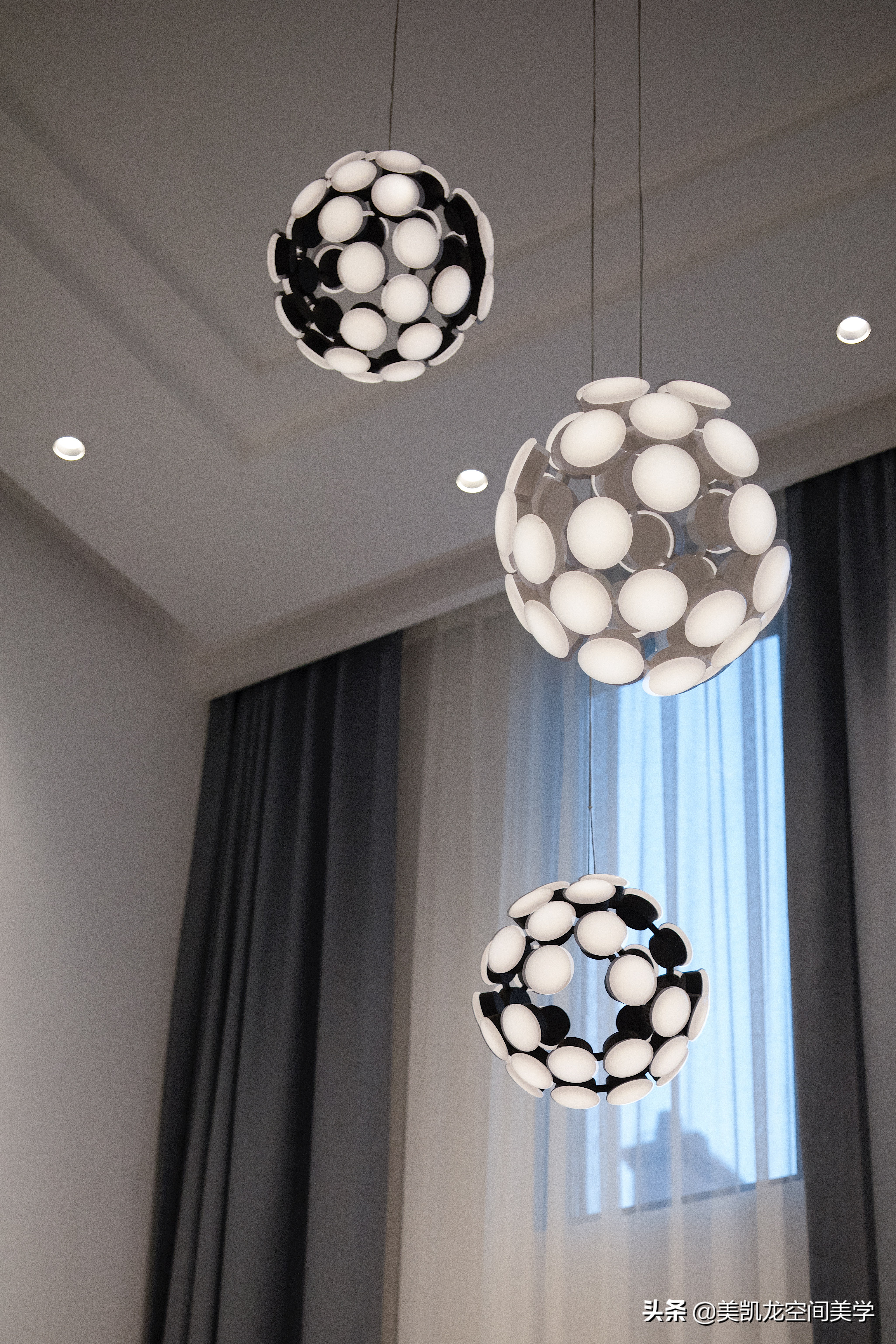 大宅装修效果图-农村的两层小别墅怎么装修好？客厅全屋贴瓷砖，电视背景墙该怎么设计？