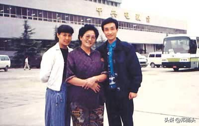 巩汉林小品有哪些-小品《走四方》里巩汉林唱“您看这道菜群英荟萃，要您老八十一点都不贵…”根据什么歌改编？