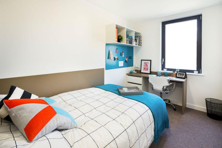 装修房子用英语的例句-decoration是装潢公司的意思吗？